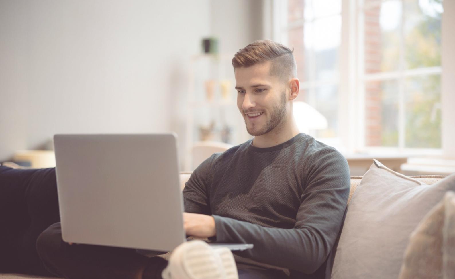 Documentación financiera organizada para análisis