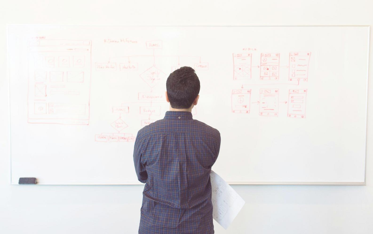 Persona trabajando en estrategia financiera con documentos y calculadora