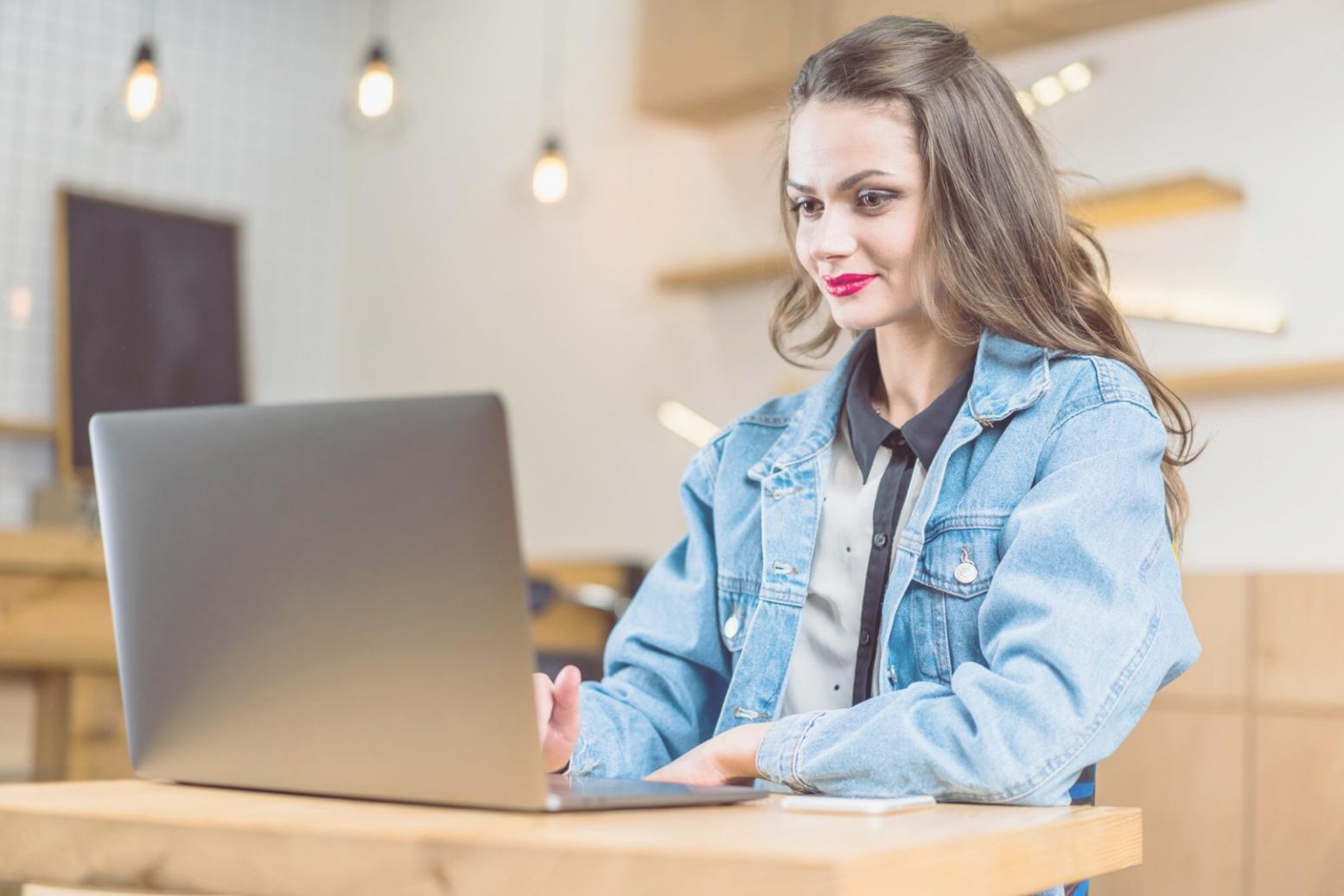 Planificación financiera detallada con documentos y análisis