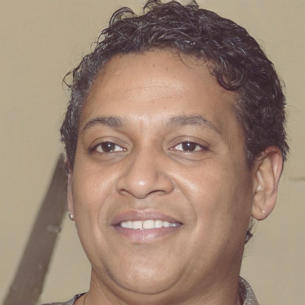 Instructor financiero revisando casos de estudio